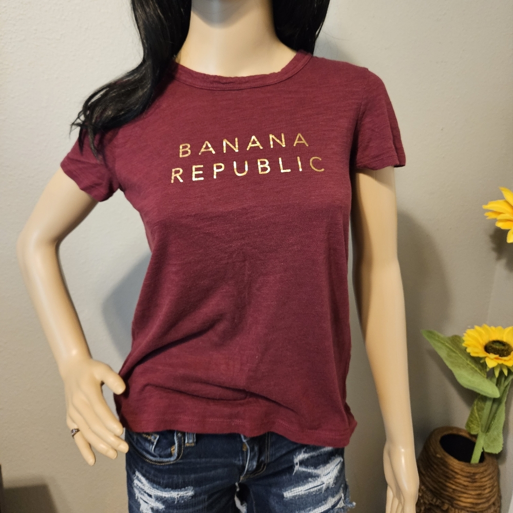Banana Republic burgundy top. SIZE XS NWOT